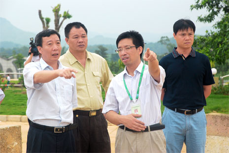 谢迺堂(左一)对竞技宝竞猜循环经济产业园建设提出意见和建议。