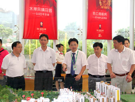 崇左市政协副主席、市工商联主席玉如锋(右四)一行听取房地产公司汇报