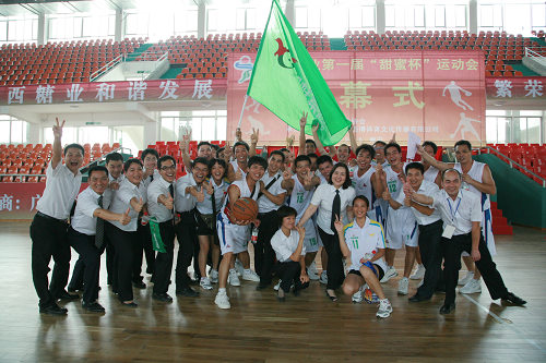 图为在比赛现场运动员及拉拉队合影留念