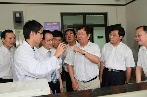 在清华大学生物柴油研究室,赵乐秦(右三)一行听取关于微藻生物柴油研发的情况