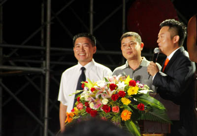 房地产公司李宝忠副总经理(左一)接受广西电视台著名主持人孙勇(左三)采访