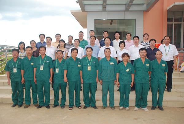 自治区政府办公厅第一秘书处处长唐宁（中排右五）、自治区政务服务中心管理办公室管理处处长钟穗（中排左五）一行慰问竞技宝竞猜公司党员代表